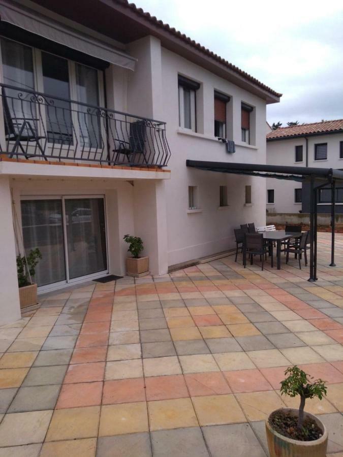 Maison De Charme Castries Exterior foto